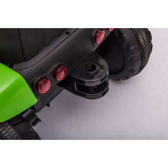Liels elektriskais traktors ar piekabi, zaļš