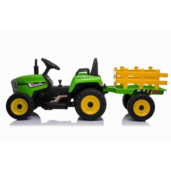 Liels elektriskais traktors ar piekabi, zaļš